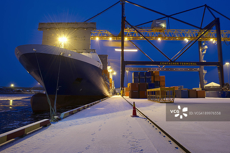 停靠在集装箱港口的船只图片素材