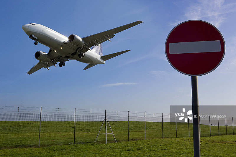 飞机起飞后上升图片素材