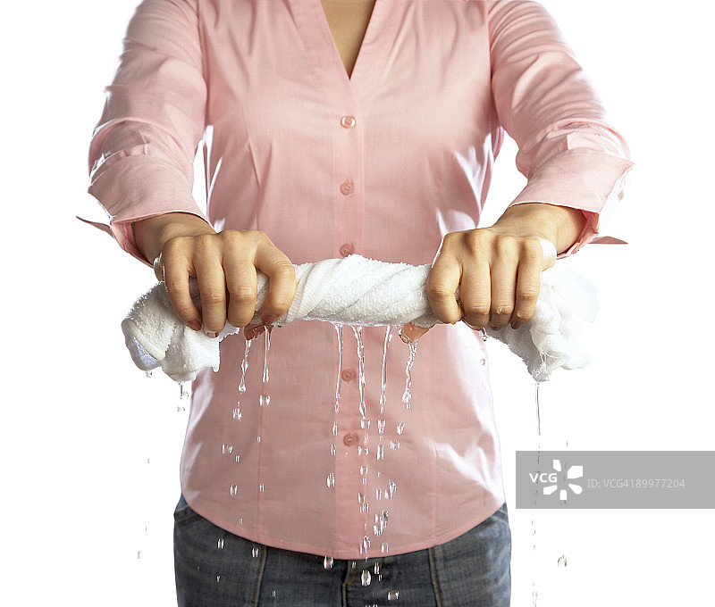 女人从毛巾里拧出水图片素材