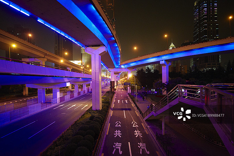 上海市中心的高速公路十字路口图片素材