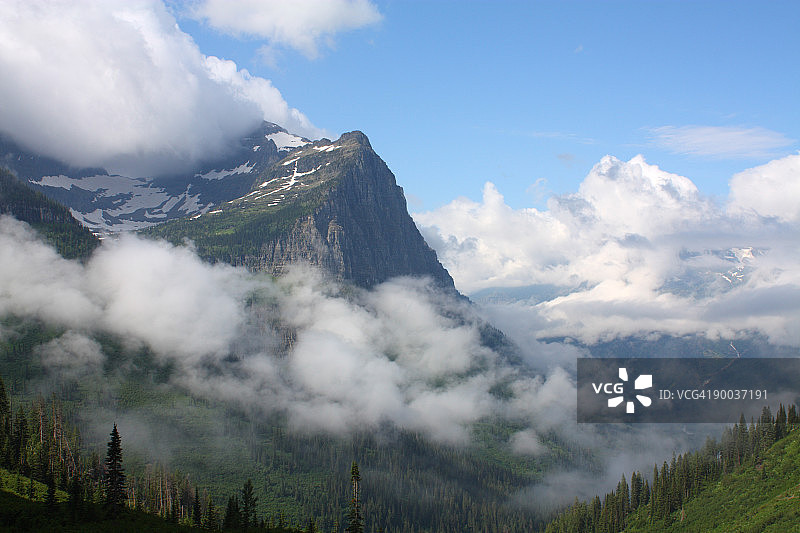 崎岖的山峰图片素材