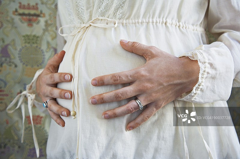 孕妇托着肚子图片素材