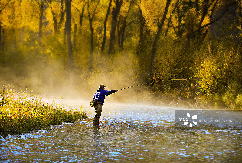 在河边抛竿的男人图片素材