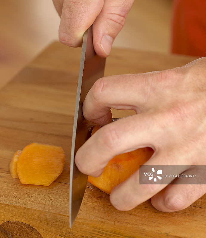 切菜时如何握刀图片素材