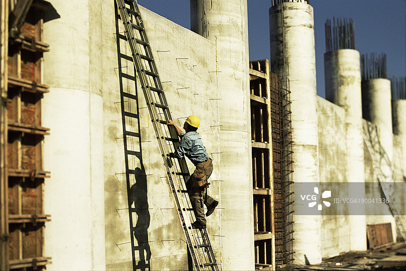 建筑工人爬梯子图片素材