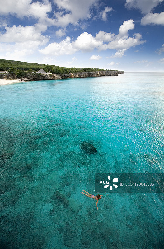 女子在库拉索岛克尼普海滩游泳图片素材