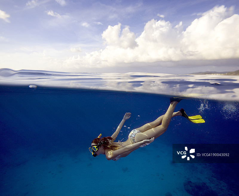 女人屏住呼吸浮潜图片素材