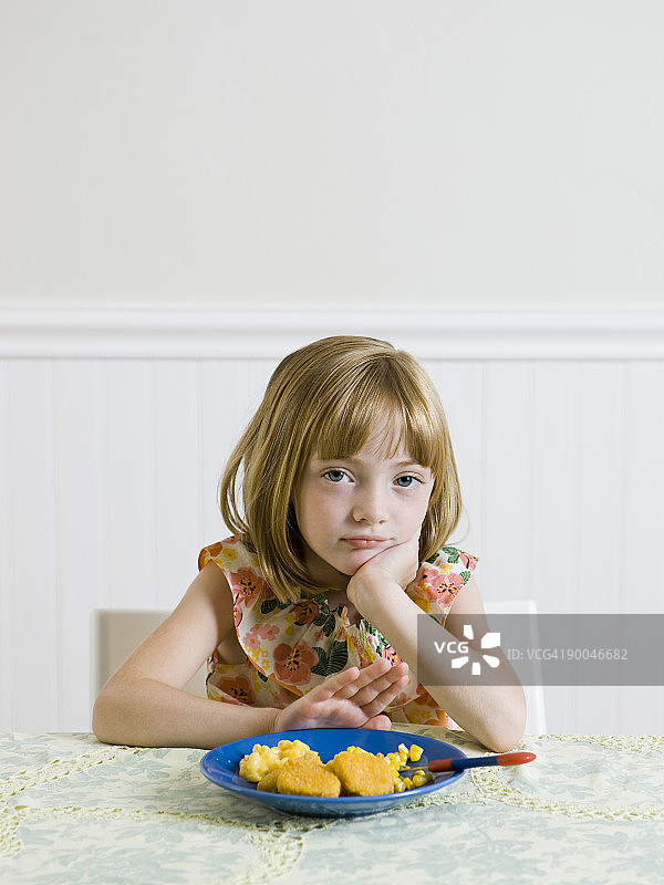 在厨房餐桌旁的女孩图片素材
