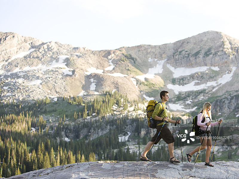 徒步旅行的年轻夫妇图片素材