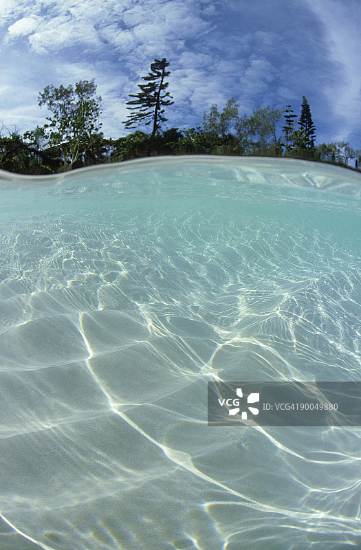 沙纹与倒影：松树岛，新喀里多尼亚图片素材