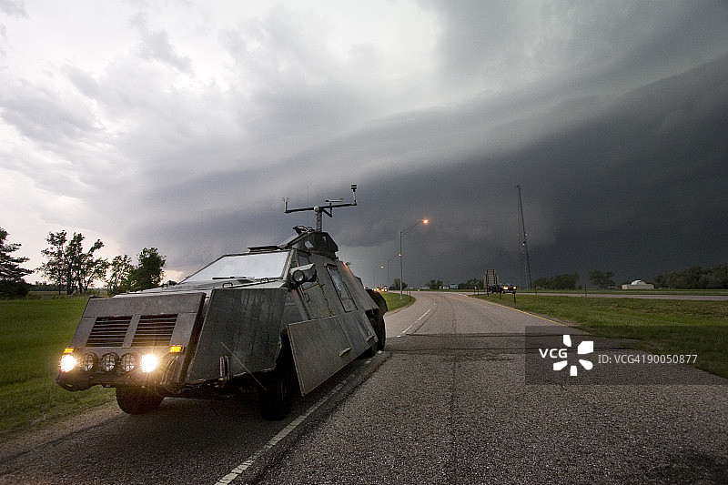 龙卷风拦截车2图片素材
