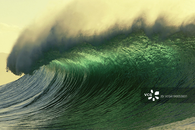 夏威夷瓦胡岛北岸的翠绿色海浪图片素材