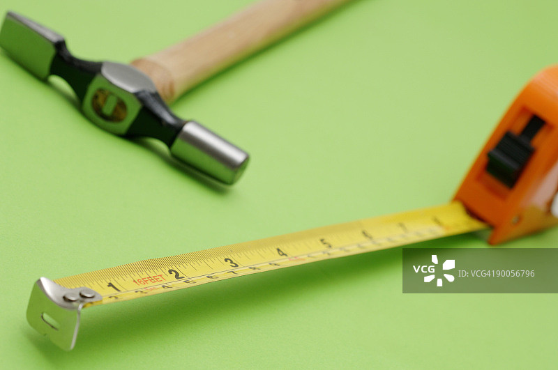 绿色背景上的锤子卷尺图片素材