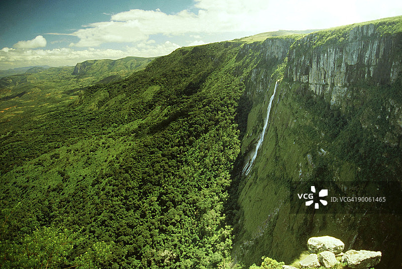 穆塔拉齐瀑布：非洲第二高瀑布，位于津巴布韦穆塔拉齐国家公园东部高地图片素材