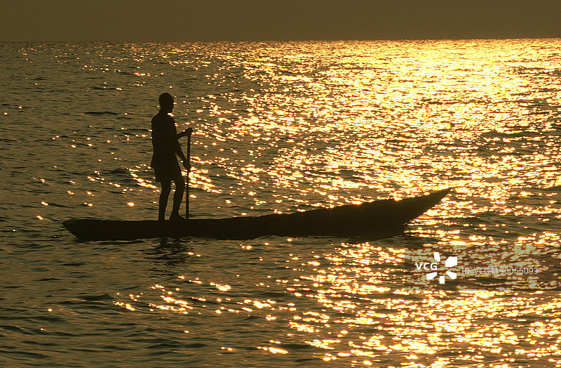 坦桑尼亚，坦噶尼喀湖上的独木舟划桨手图片素材