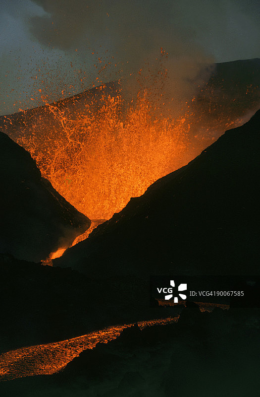 火山喷发与熔岩流：尼拉贡戈火山，扎伊尔图片素材