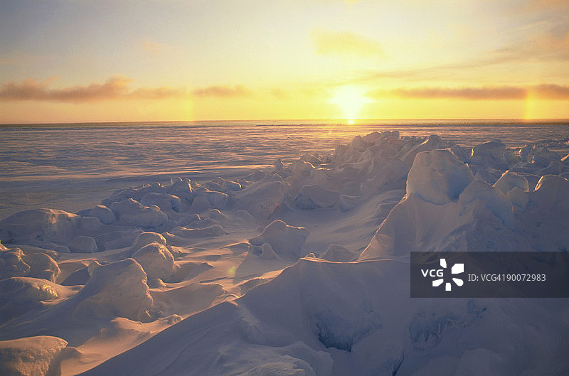 加拿大北极兰卡斯特海峡春季海冰上的午夜太阳图片素材