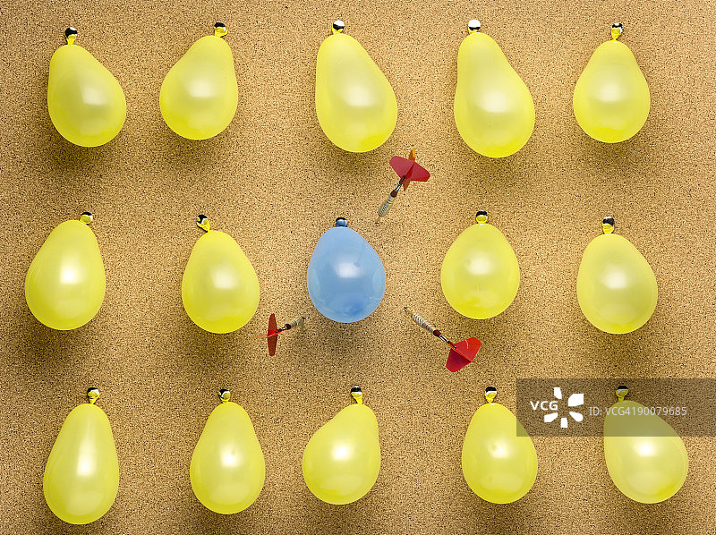 飞镖靶上的气球图片素材