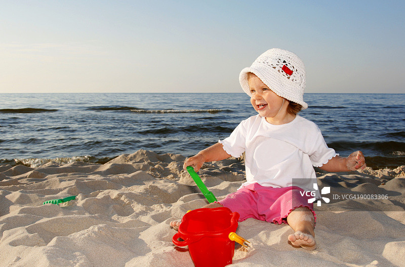 在海滩上玩耍的女孩图片素材