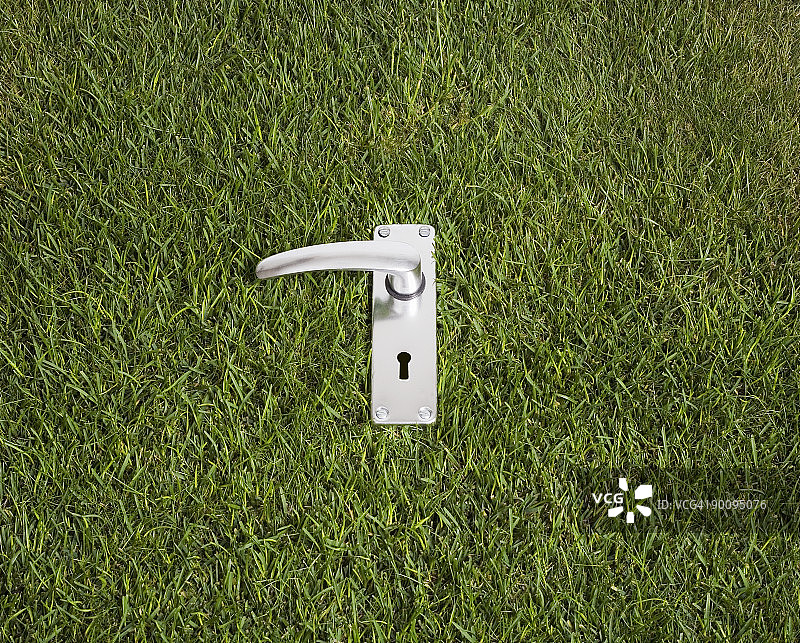 绿色草地上的门把手图片素材