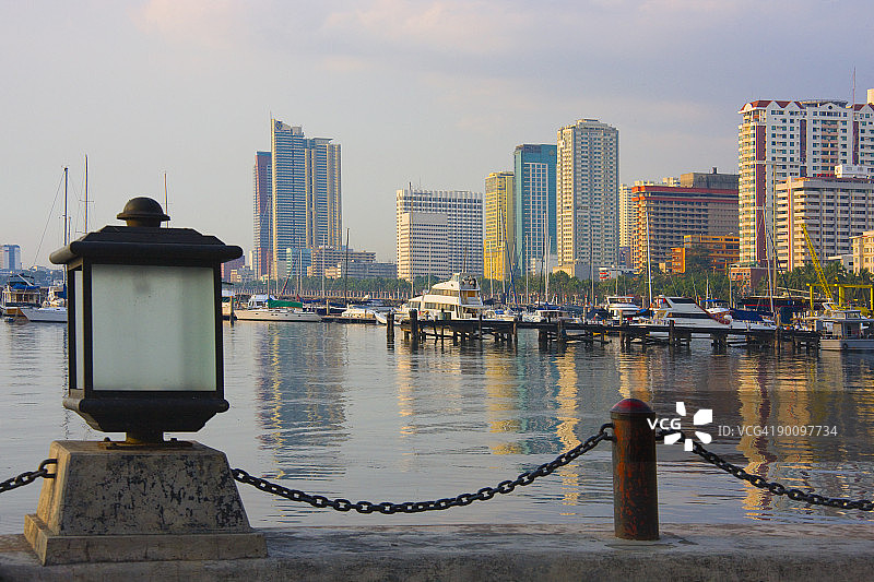 马尼拉湾沿岸的高层建筑图片素材