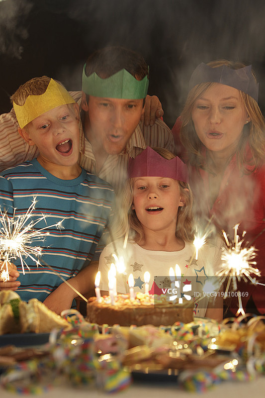 与家人共度女孩生日图片素材