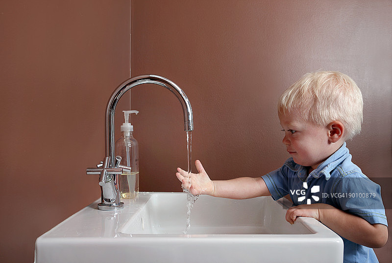 一岁男孩洗手图片素材