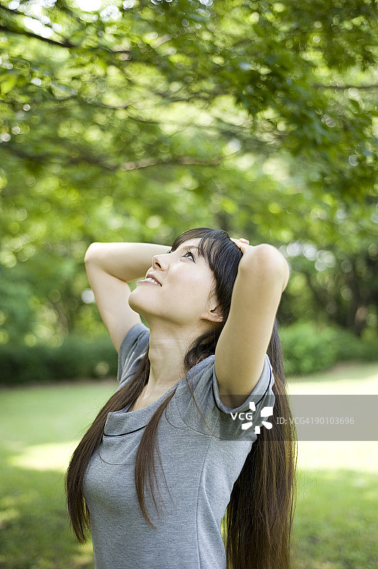 在公园里站立的成年女人图片素材