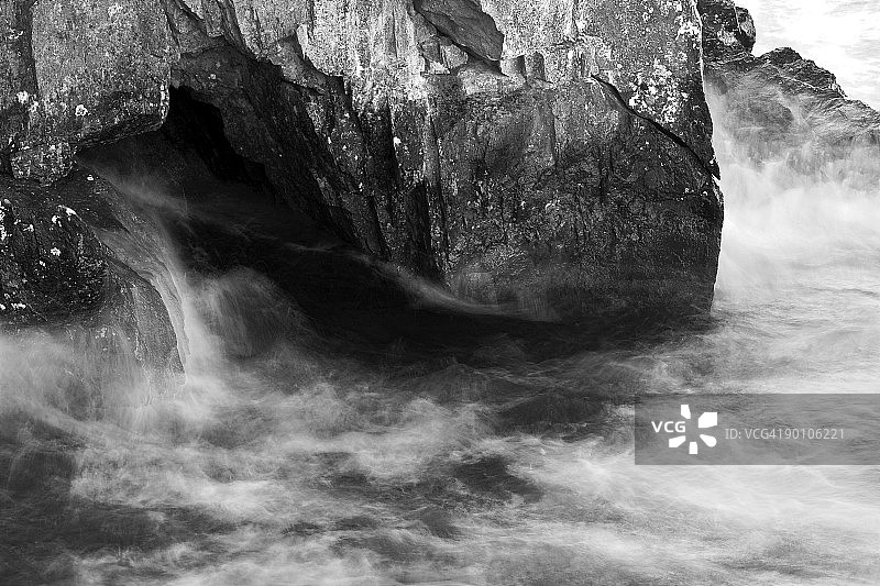 韦特恩湖上，海浪拍打着洞穴图片素材