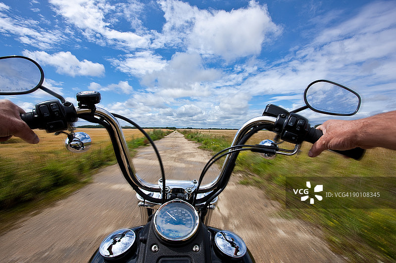 手握摩托车把手图片素材