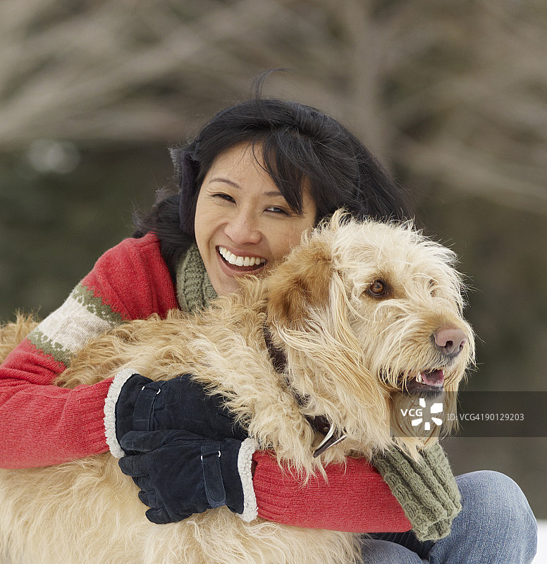 女人拥抱拉布拉多犬图片素材