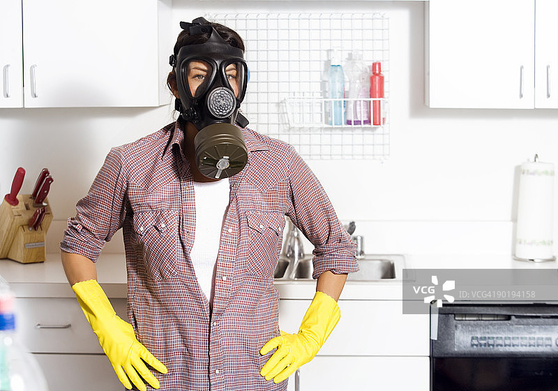 戴复古防毒面具清洁的女人图片素材