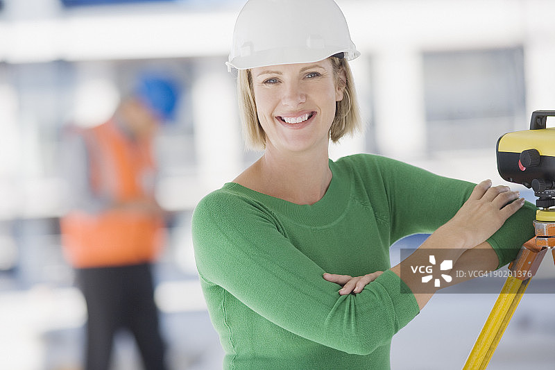 戴安全帽使用测量设备的测量员图片素材