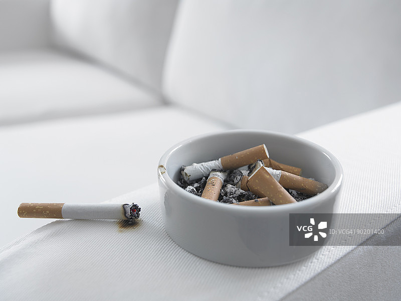 沙发上燃烧的香烟图片素材