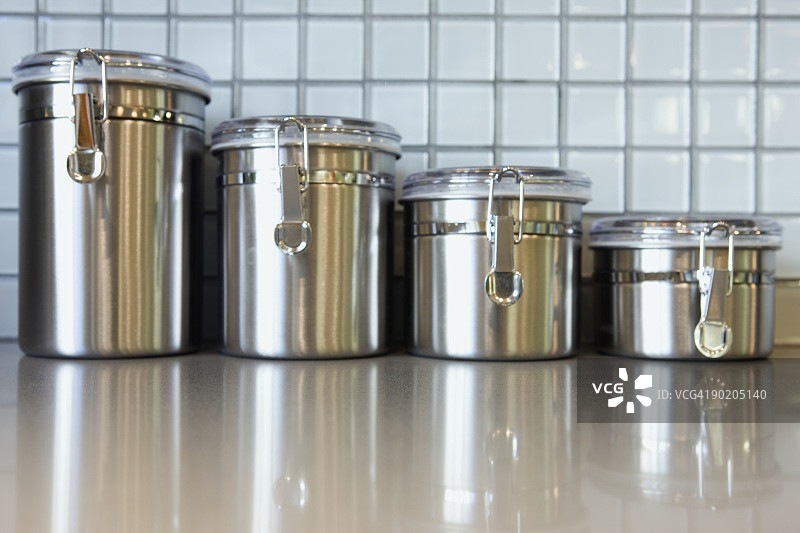 一排厨房储物罐图片素材