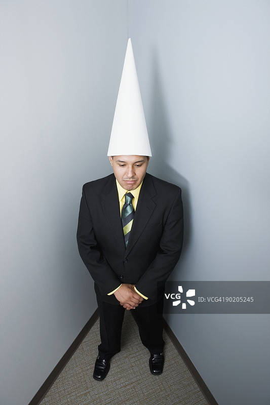 戴着蠢人帽的商人图片素材