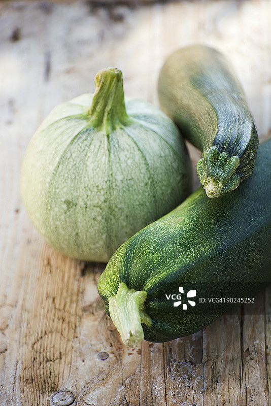 木质背景上的西葫芦和南瓜图片素材