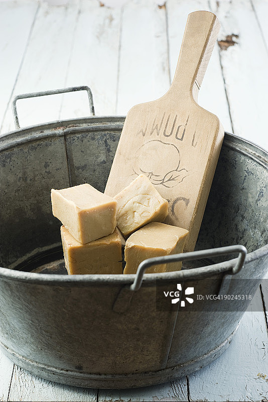 金属桶中的新鲜酵母图片素材