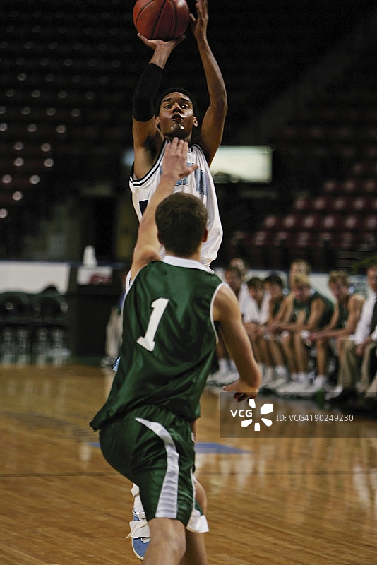 有魅力的篮球运动员投篮图片素材