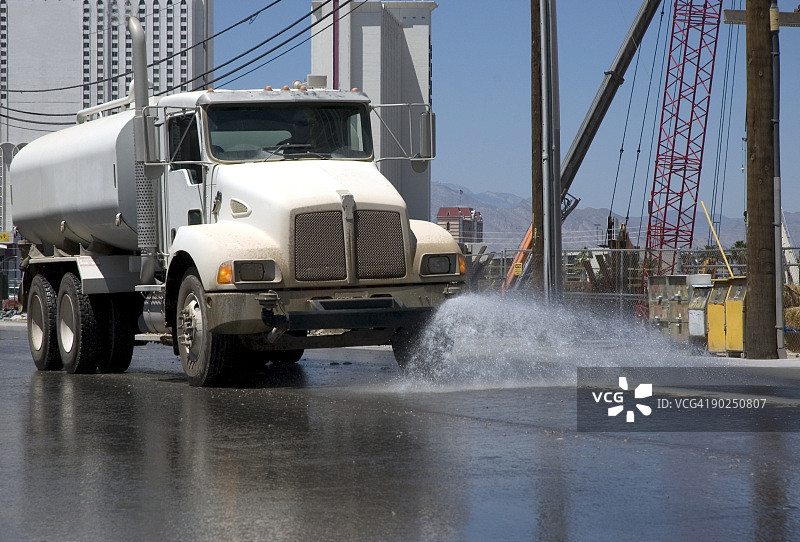 作业中的洒水车图片素材