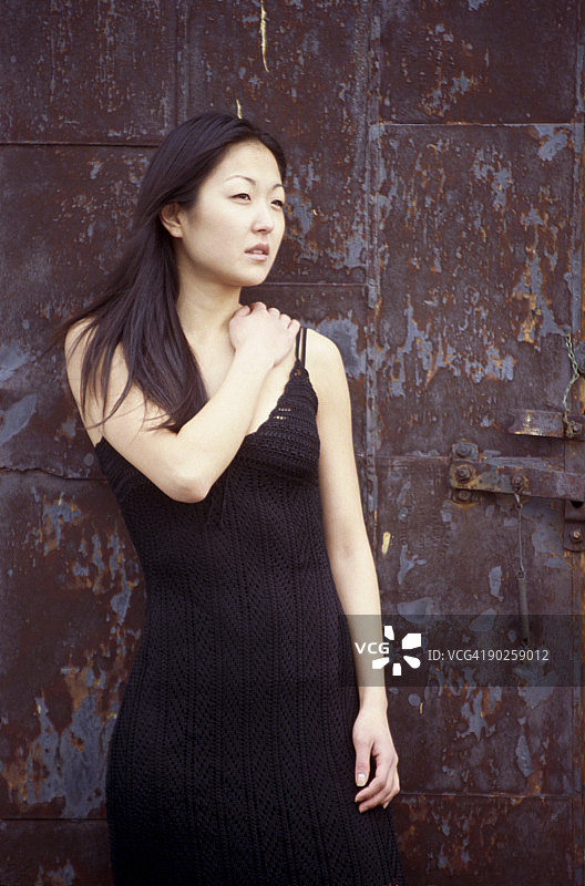 穿黑色连衣裙的女人图片素材