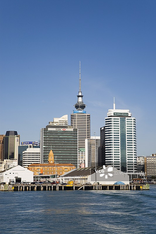 奥克兰中央商务区的皇后码头与摩天大楼，新西兰北岛，太平洋图片素材
