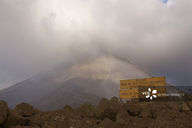 警告标志，阿雷纳尔火山，哥斯达黎加，中美洲图片素材