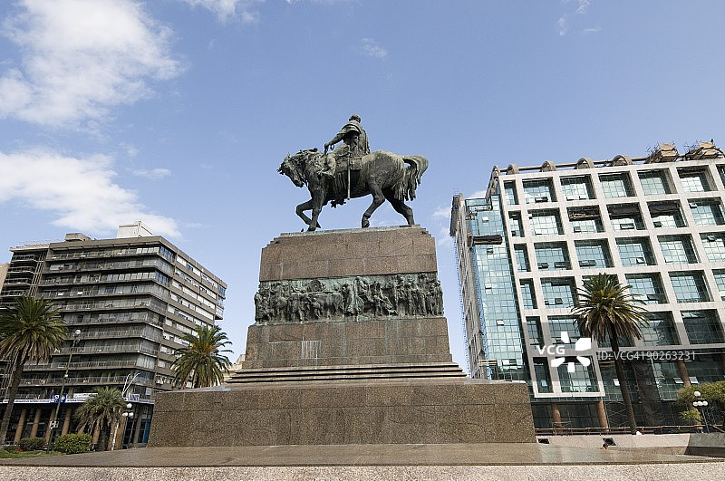 乌拉圭蒙得维的亚独立广场阿蒂加斯雕像图片素材