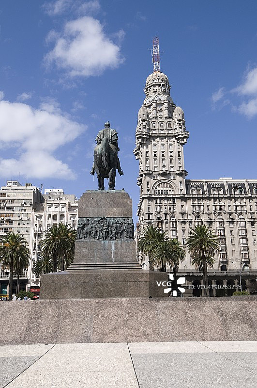 乌拉圭蒙得维的亚独立广场东侧的萨尔沃宫图片素材