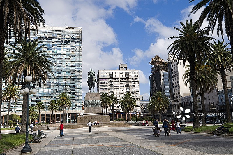 乌拉圭蒙得维的亚独立广场阿蒂加斯雕像图片素材