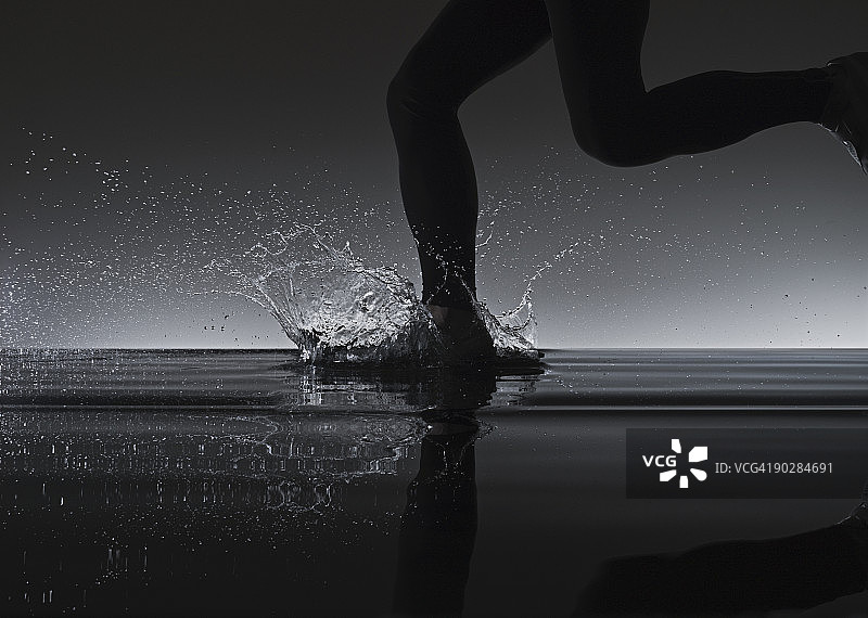 在水中奔跑图片素材