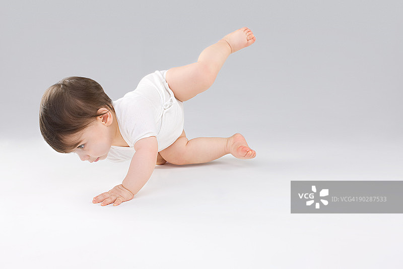 婴儿保持平衡图片素材