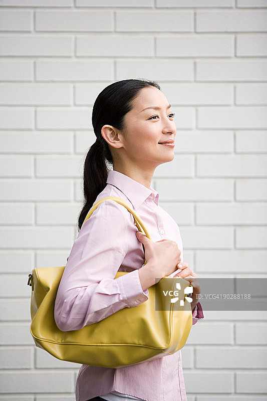 拿着手提包的日本女人图片素材