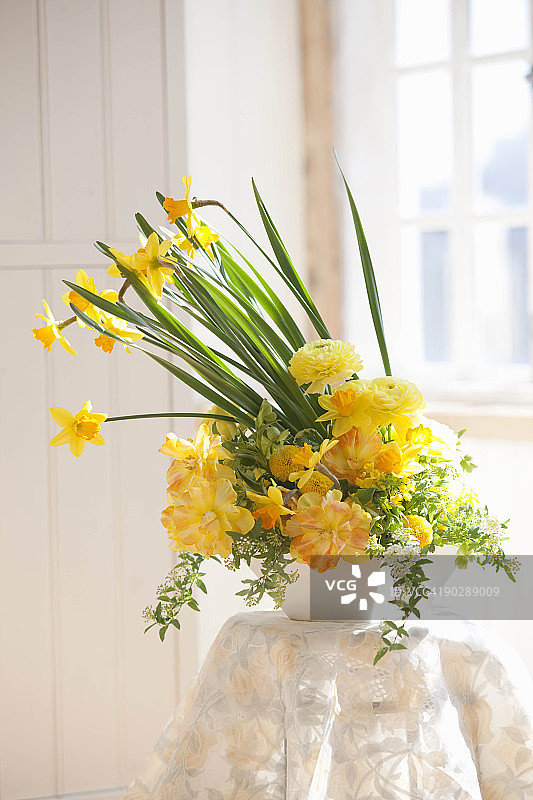 花瓶中的黄色花卉图片素材